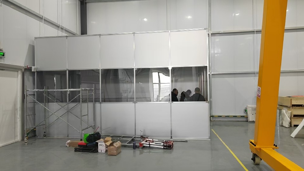 如何確保鋁塑板百級(jí)潔凈棚的氣流均勻性，避免局部污染？